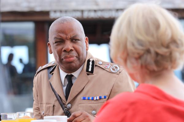 Bild 1 von 5: Selwyn Patterson (Don Warrington, l.) genießt eine Tasse Tee im Beisein von Tante Mary (Wendy Craig, r.).