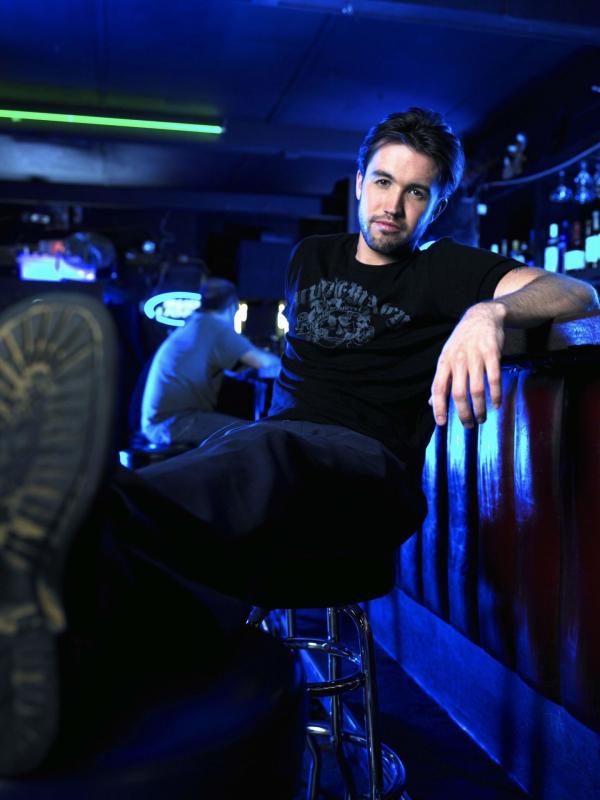 Bild 1 von 17: (1. Staffel) - Mac (Rob McElhenney) ist Mitbesitzer des Paddy's. Er stammt aus einer zerrütteten Familie. Sein inhaftierter Vater versucht ihn gerne für seine kriminellen Machenschaften einzuspannen ...