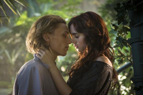 Bild 1 von 22: Die hitzköpfige Clary (Lily Collins, r.) verliebt sich Hals über Kopf in den mysteriösen Jace (Jamie Campbell Bower, l.), als sie ihm in einem New Yorker Club begegnet. Doch zwischen Dämonenkämpfen, der Suche nach ihrer vermissten Mutter und der Realisation, dass sie mehr ist als ein normales New Yorker Mädchen, bleibt kaum Zeit für die Liebe ...