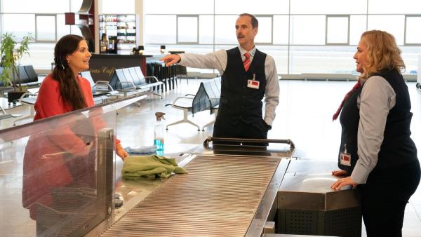 Bild 1 von 10: (v.l.n.r.) Rosa (Naomi Krauss); Harald Armbruster (Jan Georg Schütte); Ingrid Fink (Petra Kleinert)