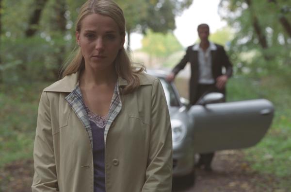 Bild 1 von 2: Nach einem erneuten Kuss mit Oliver (Patrik Fichte, r.), muss Bianca (Tanja Wedhorn, l.) mit sich allein sein.