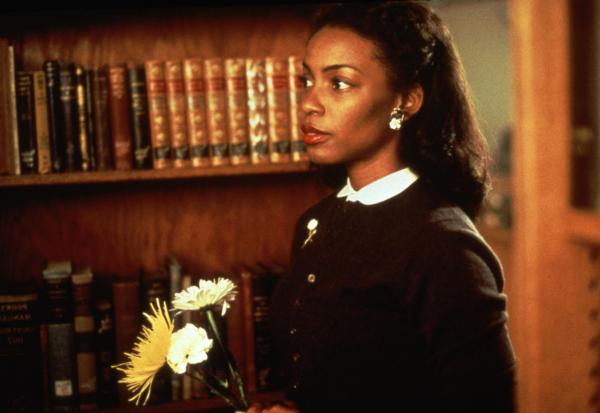 Bild 1 von 13: Die angehende Ärztin Jo (Aunjanue Ellis) bereitet sich in der Bücherei auf ihr Praktikum vor.