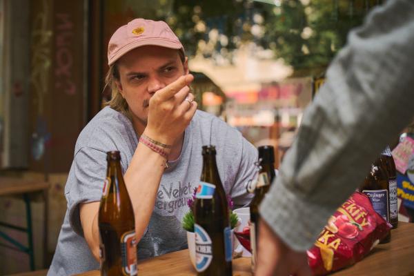 Bild 1 von 11: Fred (Wilson Gonzalez) fasst einen Plan: Er wird den Späti vorübergehend führen.