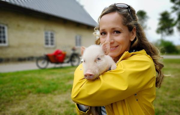 Bild 1 von 1: Moderatorin Tamina Kallert besucht einen Ferienbauernhof an der Flensburger Förde.