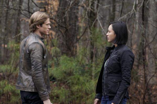 Bild 1 von 10: MacGyver (Lucas Till, l.); Desi (Levy Tran, r.)