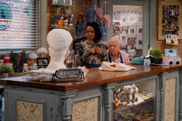 Bild 1 von 12: Randi (Kyla Pratt, l.); Phil (Leslie Jordan, r.)