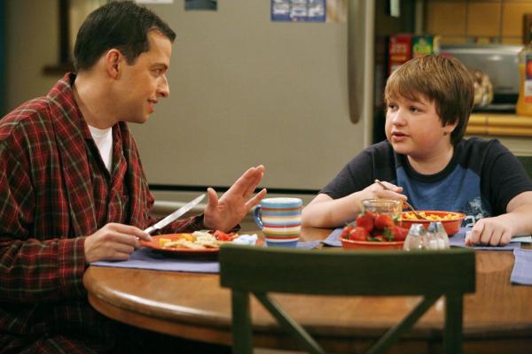 Bild 1 von 11: Alan Harper (Jon Cryer, l.): Jake Harper (Angus T. Jones, r.)