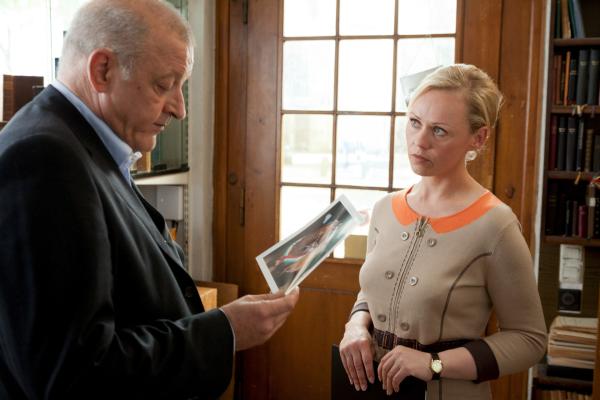 Bild 1 von 11: Die Versicherungsagentin Osthues (Beate Prahl) beauftragt Wilsberg (Leonard Lansink) mit der Überprüfung eines heiklen Falles.