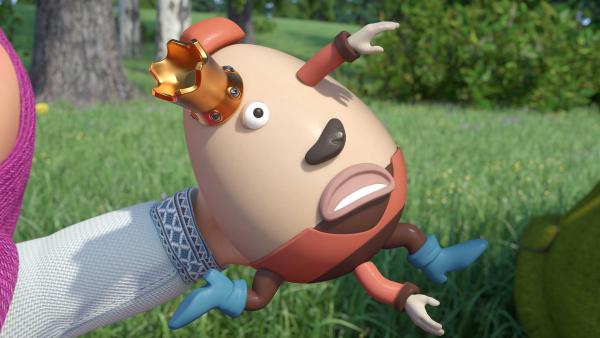 Bild 1 von 4: Als er herunterfällt und alle Einzelteile abfallen, hat Mascha Probleme ihn wieder richtig zusammenzubauen. Ob Bär helfen kann?