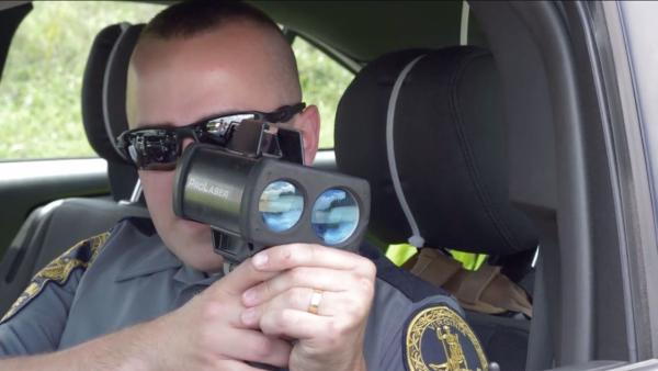 Bild 1 von 2: Die Zahl Biker-Gangs auf der Interstate 95 ist in den letzten Jahren explodiert. Um die Autofahrer zu schützen, behalten die Beamten die Biker auf ihren Fahrten im Auge.