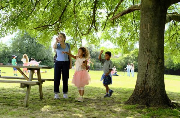 Bild 1 von 3: Emma (Jessica Barden) begegnet im Stadtpark zufällig Bens Mutter Linda und den Kindern Poppy und Jack (Isabella & Lucas Tyson), mit denen sie sich wunderbar versteht.