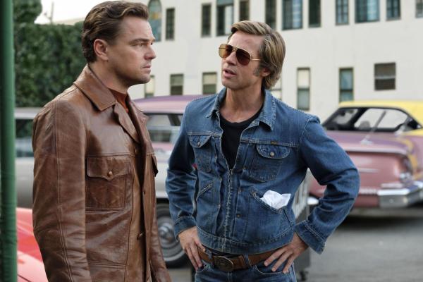 Bild 1 von 9: Rick Dalton (Leonardo DiCaprio, l.); Cliff Booth (Brad Pitt, r.)