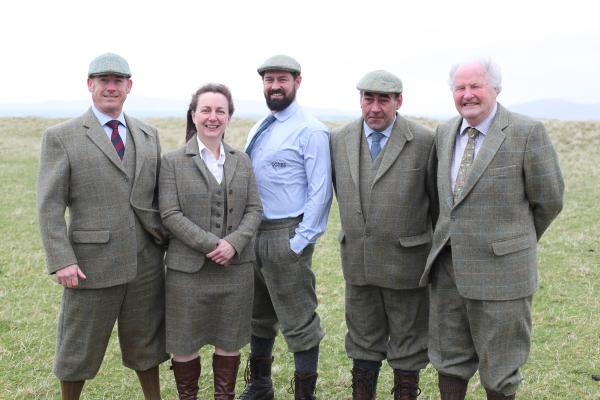 Bild 1 von 6: Harris Tweed entstand einst, um Landwirte und Fischer vor Wind und Nässe zu schützen.