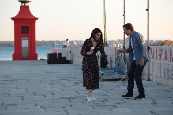 Bild 1 von 8: Vera Kall (Milly Bradie, l.); Henry Martens (Andrew Buchan, r.)