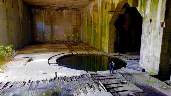 Bild 1 von 4: Die Historiker Dr. Marcus Meyer und David Torgovnikov sind auf Spurensuche im Inneren des Bunkers.