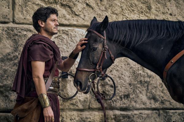 Bild 1 von 4: Tenax (Iwan Rheon)