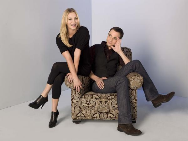 Bild 1 von 17: (2. Staffel) - Obwohl sie so unterschiedlich sind, wie es nur sein kann, sind Penny (Kaley Cuoco, l.) und Sheldon (Jim Parsons, r.) gute Freunde ...