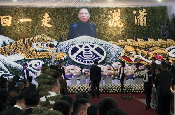 Bild 1 von 3: Begräbnisprozession für ein Mitglied einer Triade