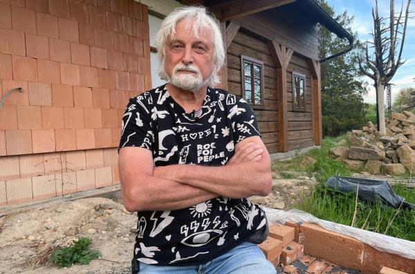 Bild 1 von 5: Pavel Hrdlickas Haus brannte im August 2022 infolge des Großbrands im Nationalpark nach Funkenflug ab.