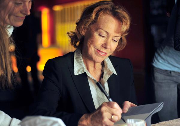 Bild 1 von 13: Elli Berger-Voigt (Gaby Dohm) genießt ihren Erfolg als Bestsellerautorin