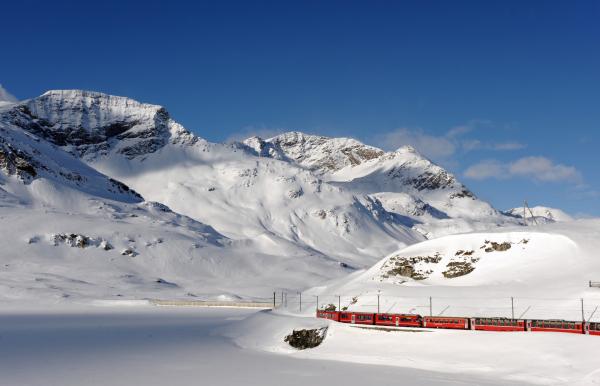 Bild 1 von 3: Bernina Express auf dem Bernina Pass am Lago Bianco.