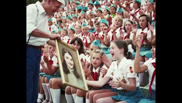 Bild 1 von 3: Im Bild: Auf einem Jugendcamp in der UdSSR knüpfte das zehnjährige Mädchen Freundschaften und wurde wie ein Staatsgast empfangen.