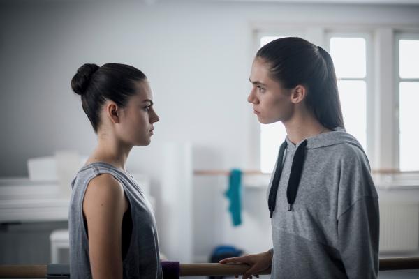 Bild 1 von 6: Carolin (Paloma Padrock, re.) ist sauer. Sie fühlt sich von ihrer Freundin Olivia (Holly Geddert, li.) verraten.