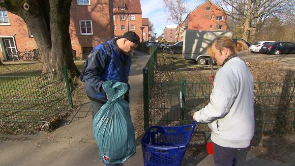 Bild 1 von 3: Jessica und Olaf helfen bei \