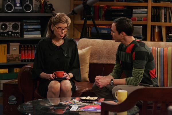 Bild 1 von 27: Leonard kann seiner Mutter Beverly (Christine Baranski, l.) nichts Recht machen, und ist deshalb wenig erfreut, als sie ihren Besuch ankündigt. Sheldon (Jim Parsons, r.) schließt daraus, dass Leonards angebliche Konzentrationsschwäche von einem überentwickelten Sexualtrieb herrührt ...