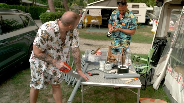 Bild 1 von 3: S5E05: Die Bodensee-Boys Sascha und Dennis haben ein neues Bauprojekt! Und zwar eine Biergondel. Sie soll Kaltgetränke zwischen ihren Stellplätzen hin und her zu transportieren.