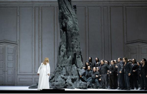 Bild 1 von 2: Brünnhilde (Camilla Nylund), Chor der Oper Zürich