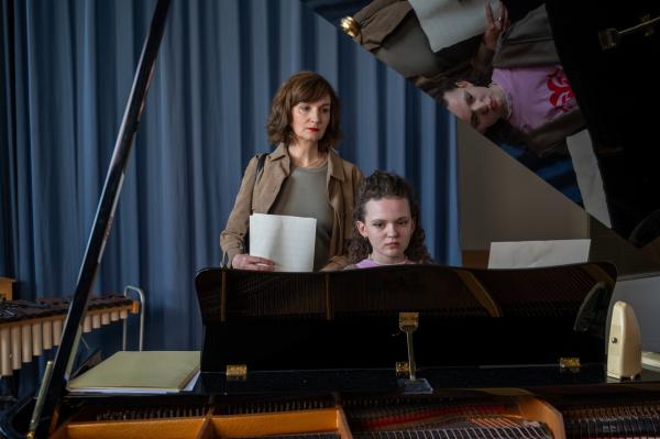 Bild 1 von 3: Hat die junge Schülerin Leonie Kostic (Evelin Schwarz, r.) etwas mit dem gewaltsamen Tod des Schuldirektors zu tun? Er hatte ihr ein Stipendium an einer Elite-Schule im Ausland verwehrt. Oder hat sich ihre ehrgeizige Mutter Irena Kostic (Katharina Ley, l.) für den Misserfolg ihrer Tochter an dem Pädagogen gerächt?