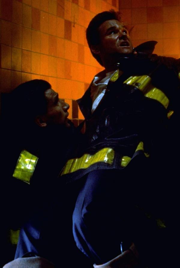 Bild 1 von 10: Brian (William Baldwin, l.) versucht verzweifelt, seinen Bruder Stephen McCaffrey (Kurt Russell, r.) aus den Flammen zu befreien â?¦