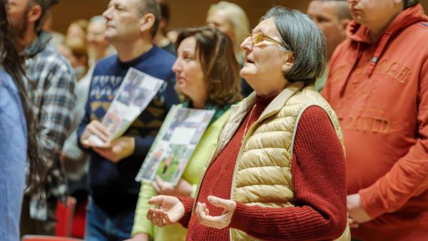 Bild 1 von 5: Im Bild: Hunderte Menschen reisen an, um den Wunderheiler Braco und seinen gebenden Blick zu erleben.