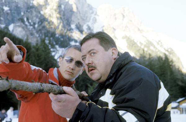 Bild 1 von 1: Im Bild: Die Tatwaffe haben sie noch nicht gefunden, aber Ulrich Satori (Markus Böker, li.) und Korbinian Hofer (Josef Hannesschläger) haben wenigstens eine heiße Spur.