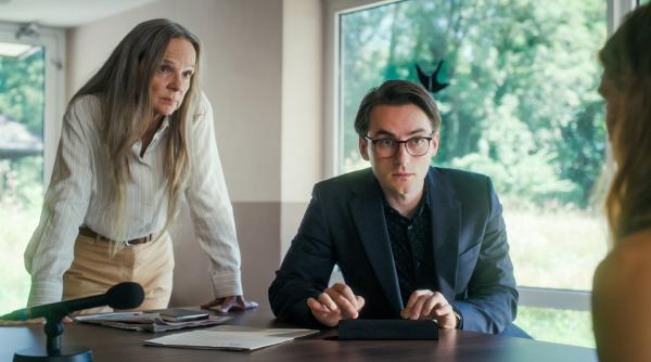 Bild 1 von 14: Ex-Chefermittlerin Elfriede Grünberger (Sissy Höfferer) und Bezirksinspektor Lukas Leodolter (Tobias Resch) bei der Vernehmung.