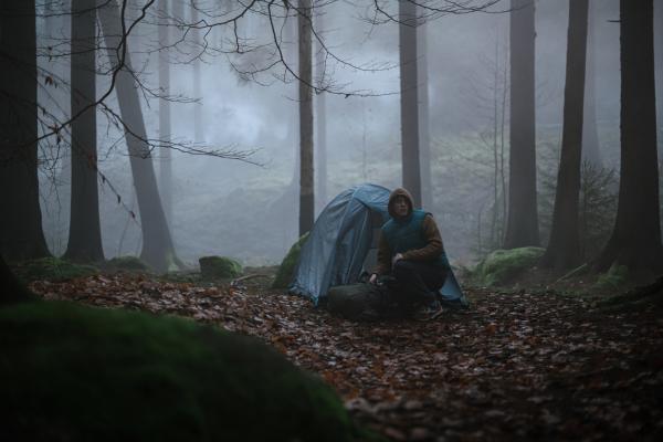Bild 1 von 7: Simon Schneider (Paul Ahrens) hat die Nacht allein im Wald verbracht.