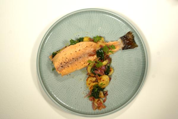 Bild 1 von 13: Saibling mit Speck-Spinat-Kartoffelsalat.