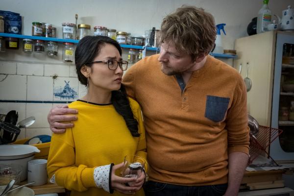 Bild 1 von 12: Christoph (Knud Riepen, r.) versteht nicht, was Mei-Lou (Mai Duong Kieu, l.) an Adam findet.