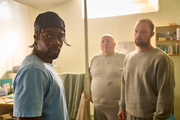 Bild 1 von 4: Malaki (Charles Babalola, l.) bekommt unangenehmen Besuch im Gefängnis.