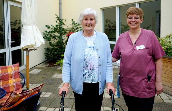 Bild 1 von 3: Betreuerin Jana Kroll-Cabrera bei der Sturzprävention für die 92-jährige Gerda Zielenski. Soweit es möglich ist, sollen die Bewohner aktiv bleiben.