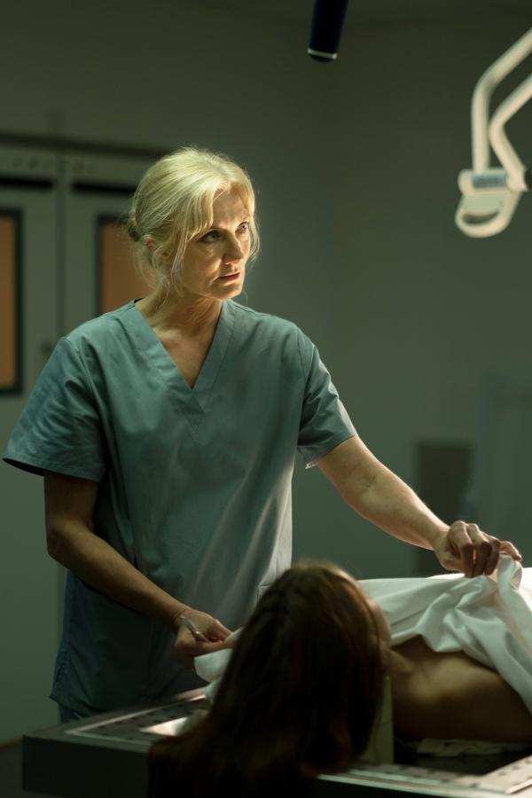 Bild 1 von 6: Jackie (Joely Richardson) zeigt Danny (nicht im Bild) die Leiche, was zu einem Schockmoment für beide führt.