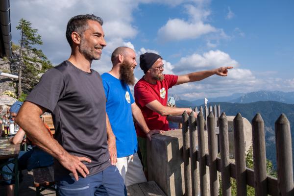 Bild 1 von 7: Von links: Marcus Fahn mit den Hüttenwirten Sebastian Bailey und Andreas Hauber vor der Tegernseer Hütte.