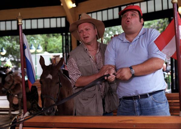 Bild 1 von 3: Im Bild (v.li.): Reinhard Nowak (Reini Pospischil), Gerald Pichowetz (Franzi Mayerhofer).