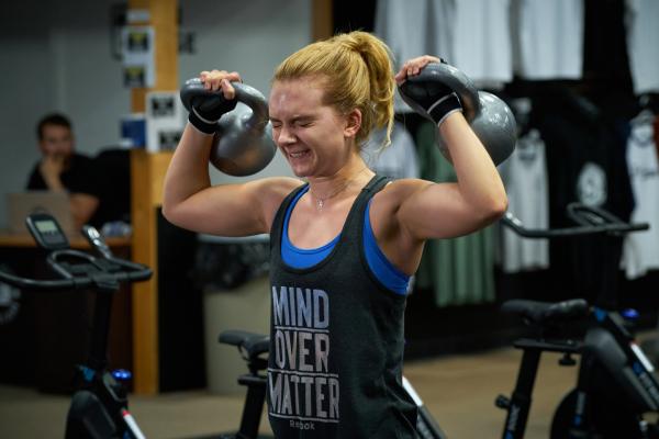 Bild 1 von 11: Um mit der moralischen und psychischen Belastung ihres Jobs bei der Air Force klarzukommen, flüchtet sich Reality (Emilia Jones) unter anderem in anstrengende Fitnesstrainings.