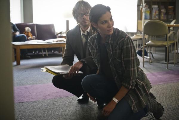 Bild 1 von 13: Das Team um Kensi (Daniela Ruah, r.) und Deeks (Eric Christian Olsen, l.) sucht einen ehemaligen Marinesoldaten und Sniper, der aus dem Veteranenkrankenhaus geflohen ist, als seine Verbindung zu einer extremistischen Gruppe entdeckt wurde ...