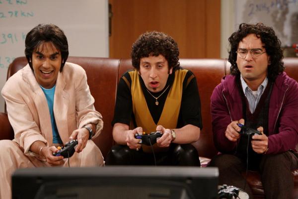 Bild 1 von 21: Rückblende: Leonard (Johnny Galecki, r.), Rajesh (Kunal Nayyar, l.) und Howard (Simon Helberg, M.) ...