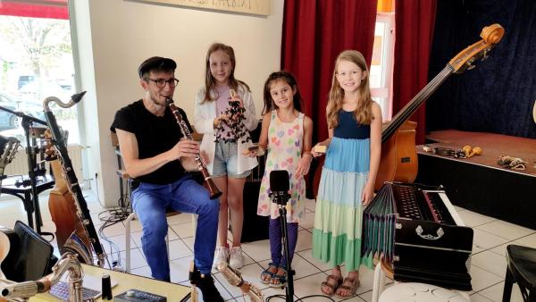 Bild 1 von 2: Im Bild: Marc, Alma, Aurelia und Sophia beim musizieren.