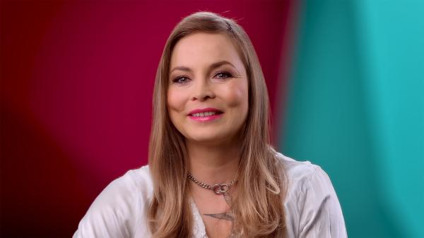 Bild 1 von 3: Regina Halmich, Boxweltmeisterin von 1995 bis 2007. Sie reflektiert in den Sendungen die Ereignisse zu Beginn des neuen Jahrtausends.