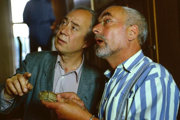 Bild 1 von 3: Peter (Peter Lustig, r.) fragt einen Käferforscher (Klaus Mikoleit, l.), was für eine Käferart sich hinter dem geheimnisvollen Stein verbirgt.